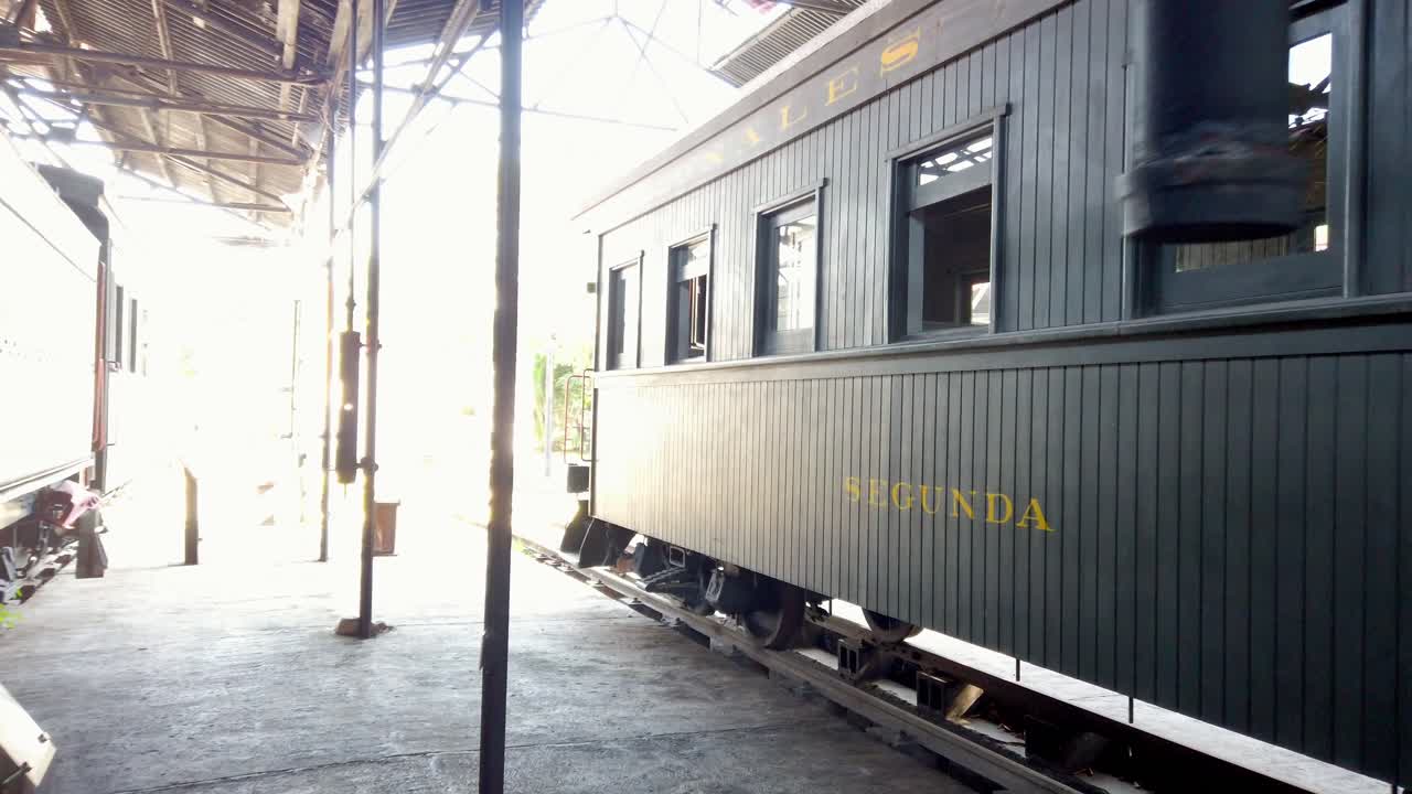 Vecchi treni in una stazione illuminata dal sole, che evocano nostalgia e storia