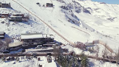 Luftaufnahme-Der-Belebten-Straßen-Unterhalb-Der-Skipisten-In-Farellones-Nach-Einem-Schneefall