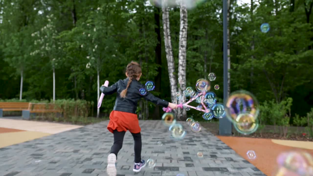 공원에서 거품으로 놀고 있는 아이