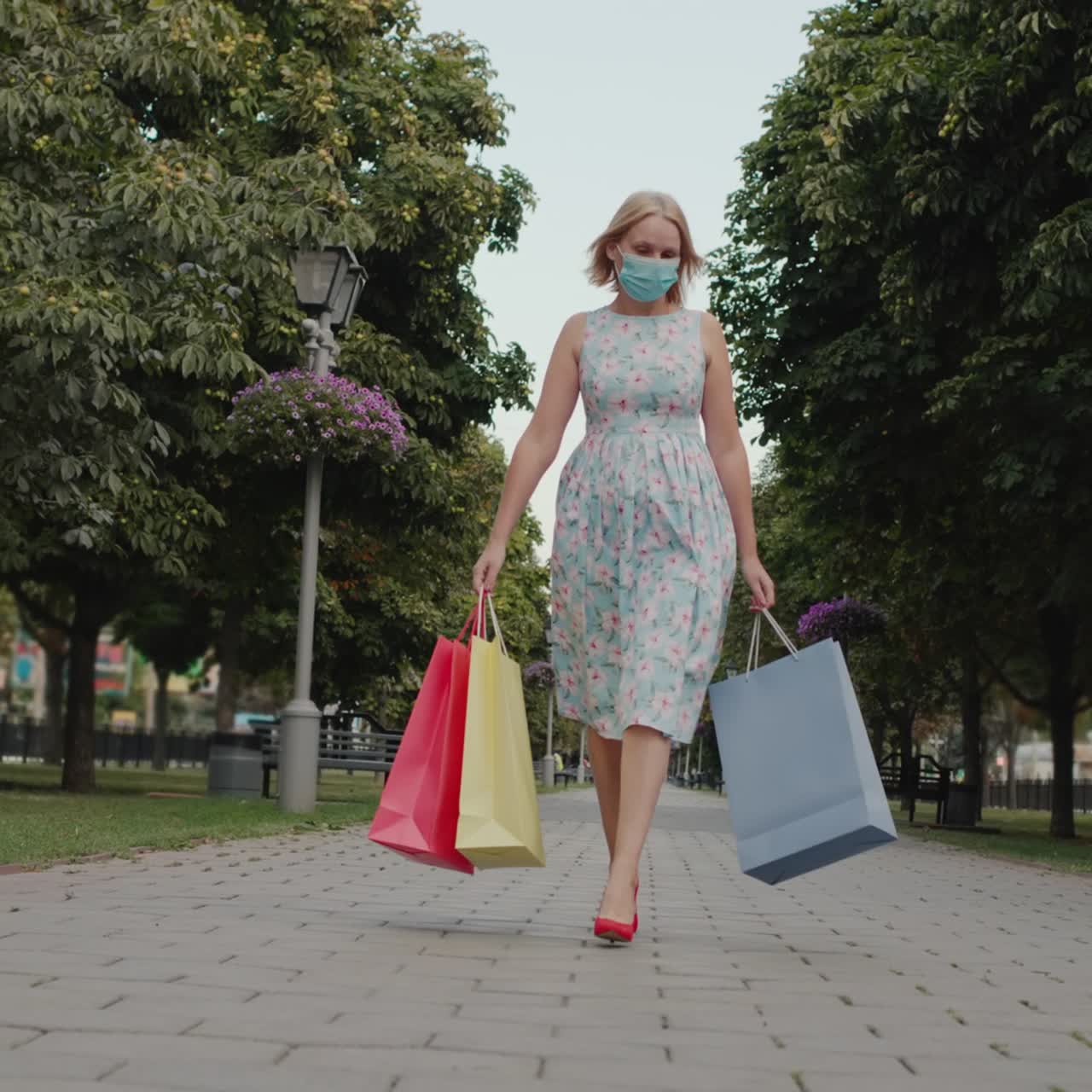 빨간 하이힐을 신고 쇼핑백을 들고 있는 여성 1