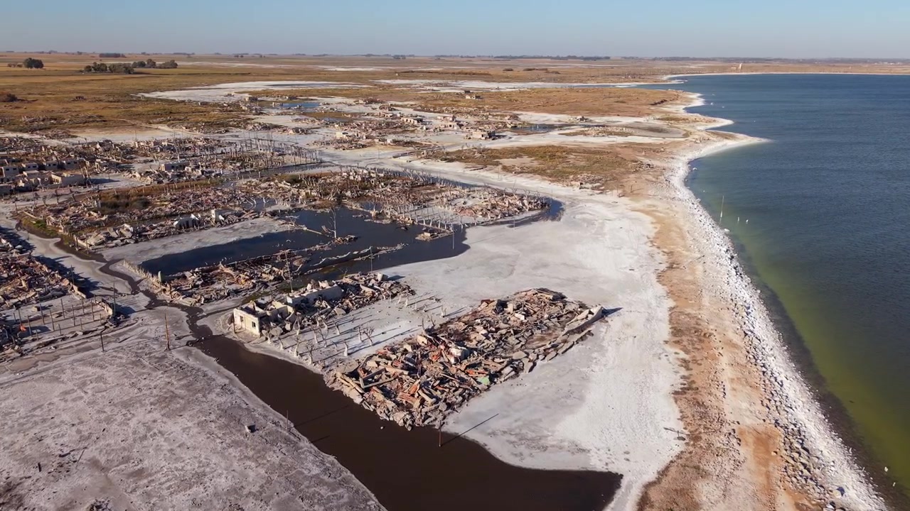 Ripresa aerea della costa della Villa Epecuén in rovina, accanto al lago salato in Argentina. Drone.