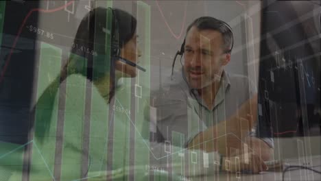 animación del procesamiento de datos estadísticos sobre diversos hombres y mujeres que usan auriculares de teléfono discutiendo.