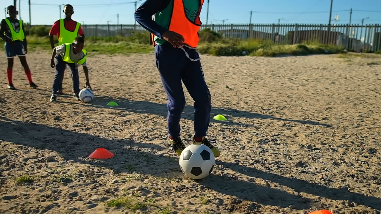jugadores jugando en el patio de recreo 4k