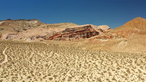 Las-Asombrosas-Formaciones-Geológicas-De-Arenisca-En-El-Desierto-De-Mojave-Creadas-Por-La-Erosión---Sobrevuelo-Aéreo