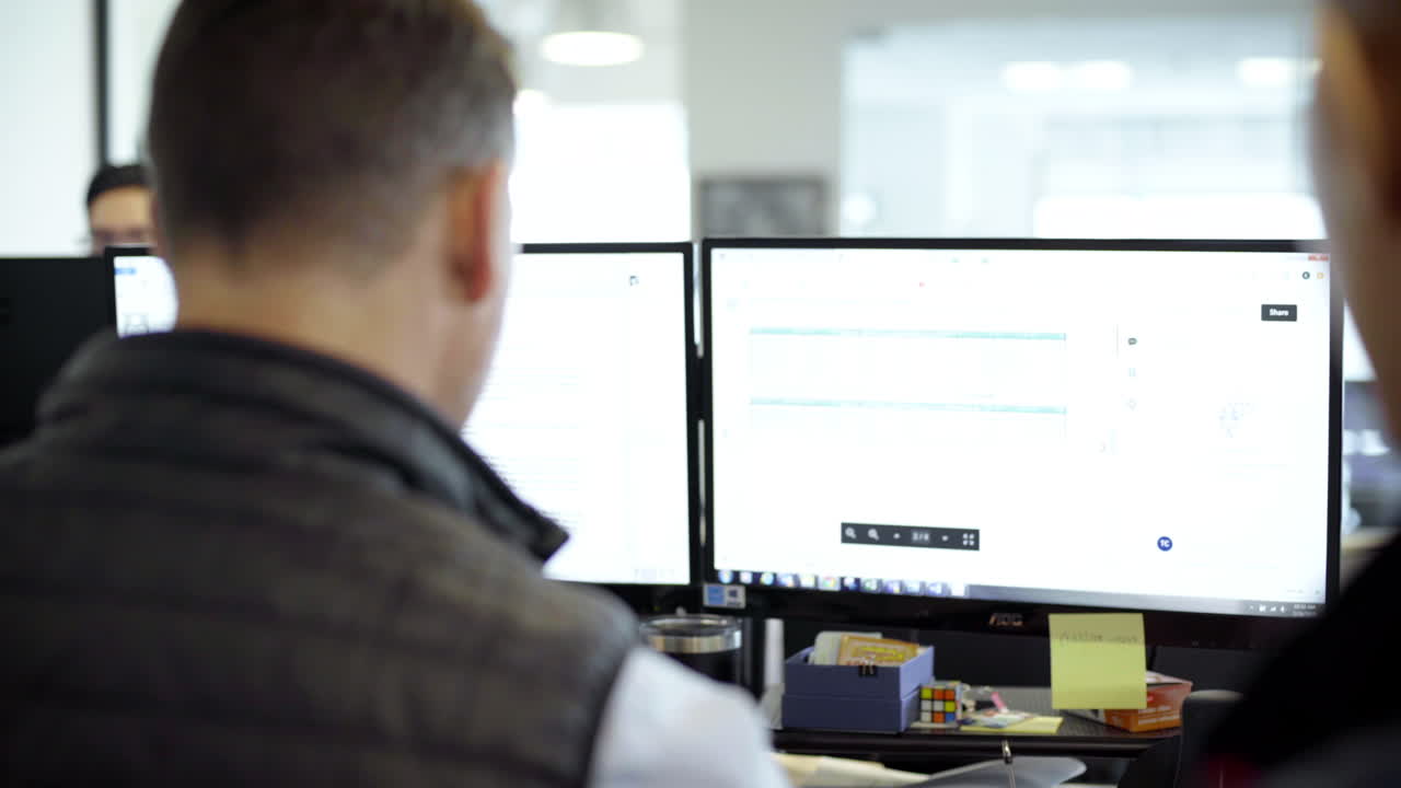 personas que trabajan en la oficina