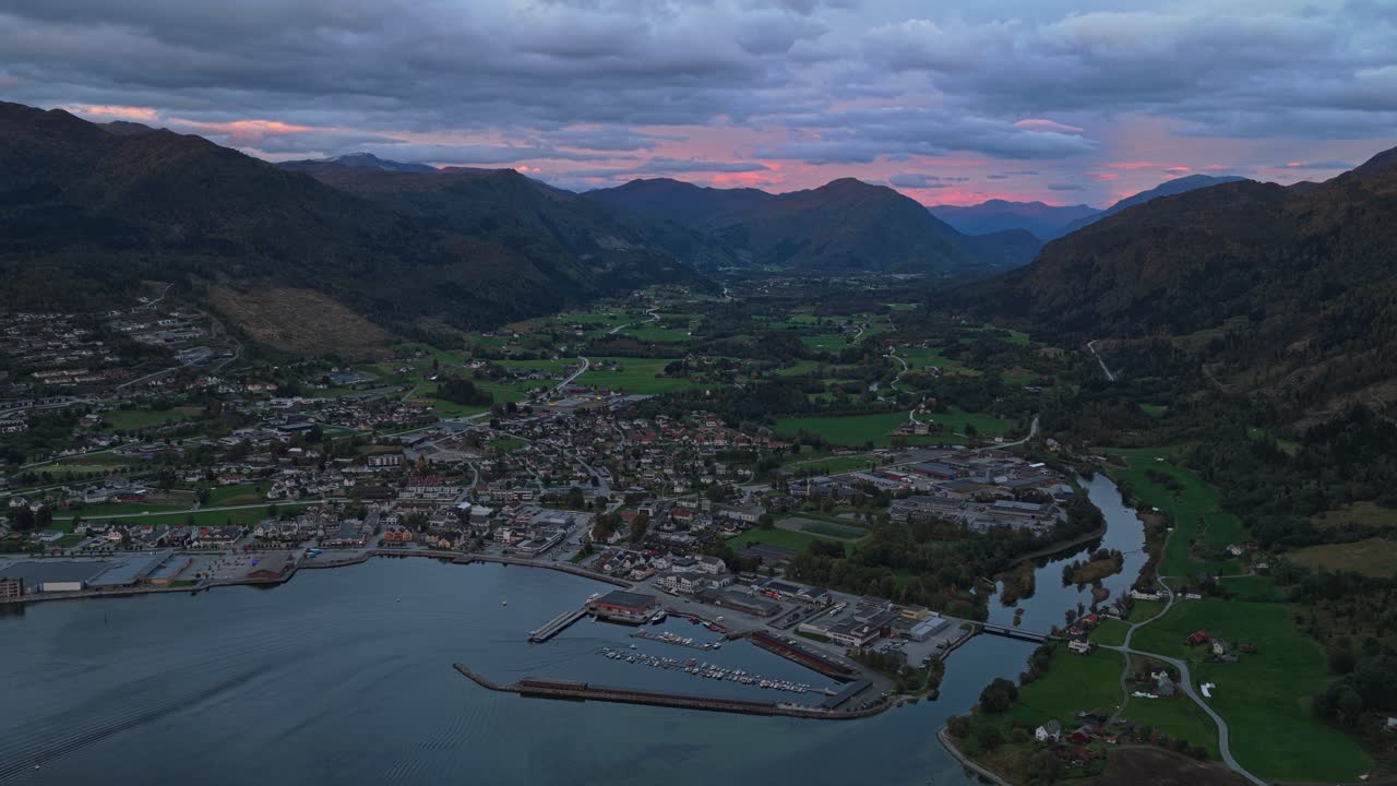 Vista dall'alto di Nordfjordeid immerso nel paesaggio del fiordo al crepuscolo