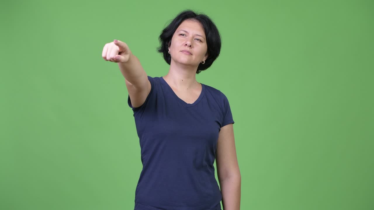 짧은 머리카락을 가진 아름다운 여자 손가락을 가리키고