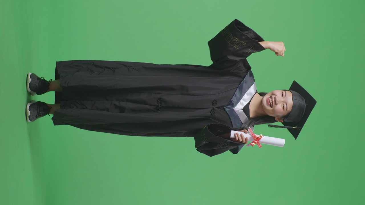 Laureato/a felice che festeggia la laurea