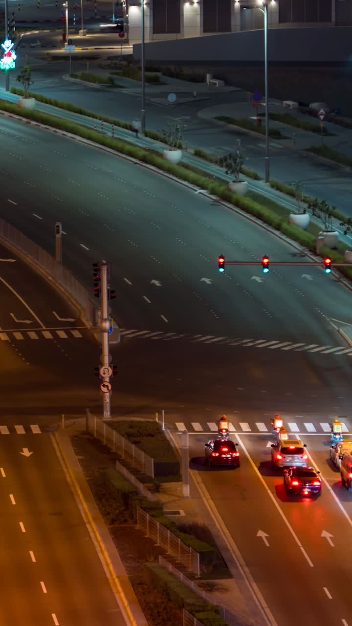 교차로에서 야간 도시 교통
