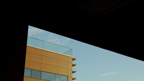 esquina aguda de un edificio moderno con un cielo despejado, que muestra el diseño arquitectónico contemporáneo