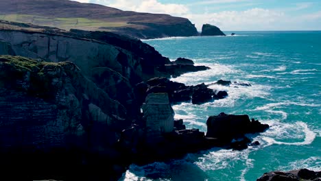 Eine-Statische-4K-Aufnahme-Vom-Parkplatz-Von-Dunlough-Castle-Mit-Blick-Nach-Osten