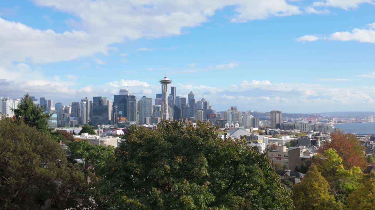 Gimbaalilla panoramoitu kuva Seattlen keskustan siluetista Queen Anne Hillin näköalapaikalta syksyllä, Washingtonissa. 4K-videot taajuudella 30 FPS
