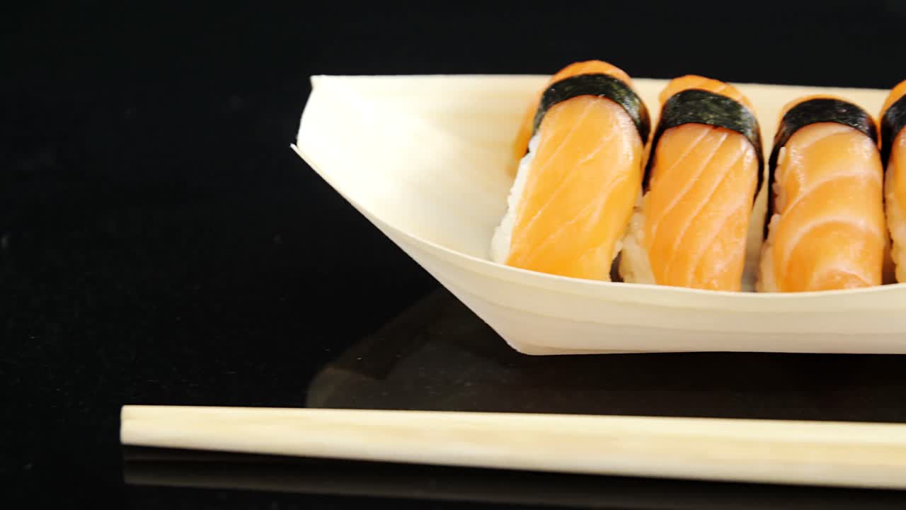 sushi nigiri embrulhado em algas noris