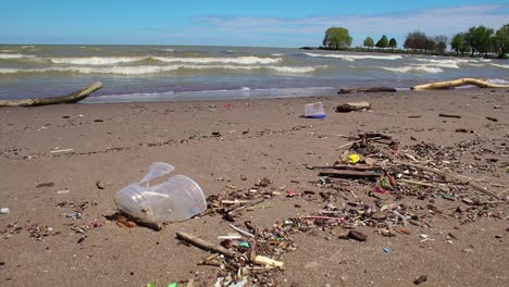 Trash-on-the-beach-in-Cleveland,-Ohio