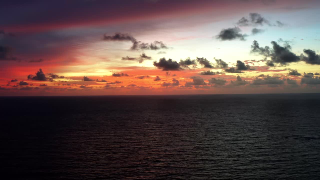 toma aérea de un impresionante amanecer dorado rosa y naranja con el vasto océano debajo en una cálida mañana de verano en el norte de brasil cerca de joao pessoa