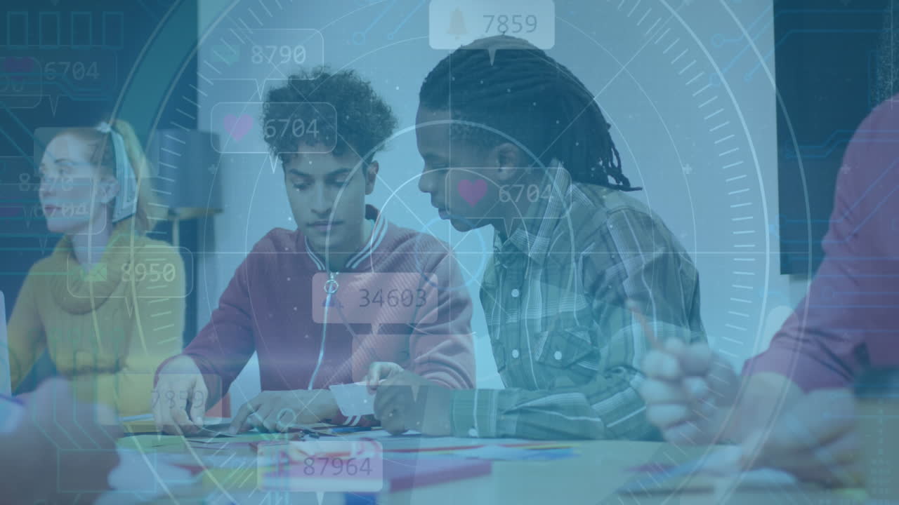 animación del procesamiento de datos sobre diversas personas de negocios que se reúnen en la oficina