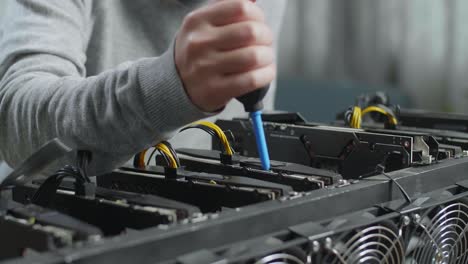 cerca de las manos del hombre limpiar la plataforma de minería para la minería de criptomoneda