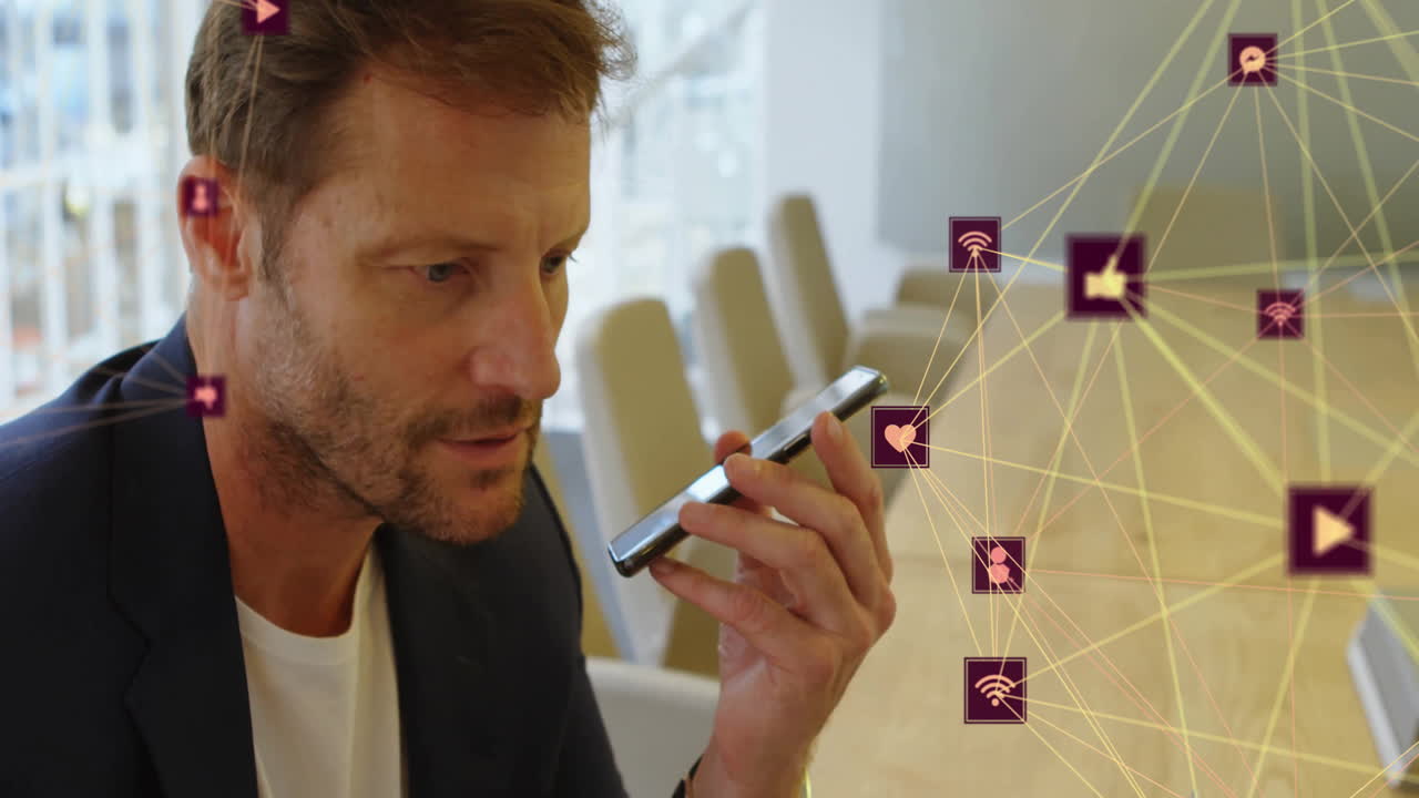 animación de iconos conectados globos sobre hombre caucásico hablando en el altavoz del teléfono celular