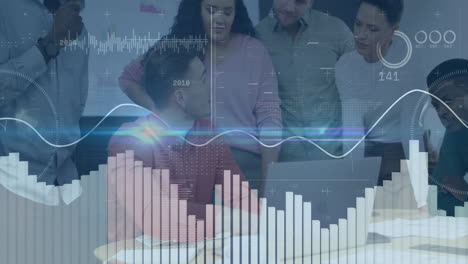 animación del procesamiento de datos financieros sobre diversas personas de negocios en la oficina