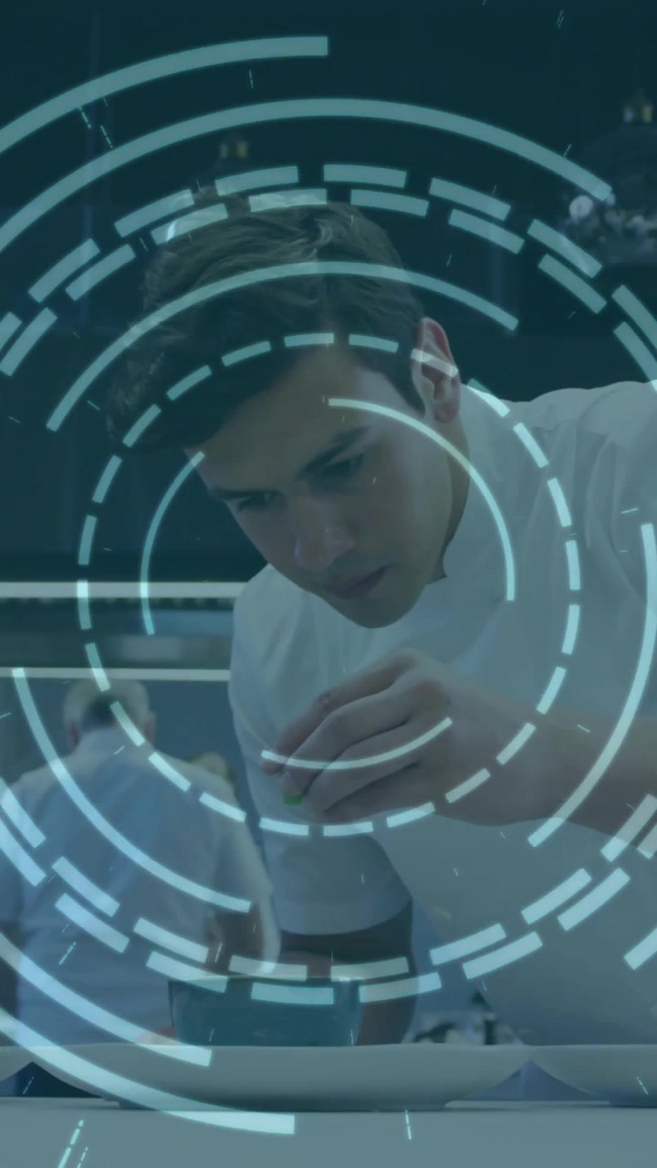 Video verticale: Chef uomo che riceve un piatto, che aggiunge guarnizioni e salsa per il servizio sotto una sovrapposizione HUD.