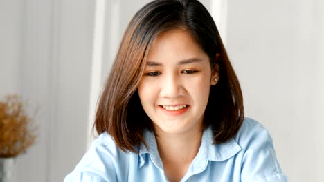 가정 사무실에서 노트북을 사용하는 미소 짓는 사업가 소유자.