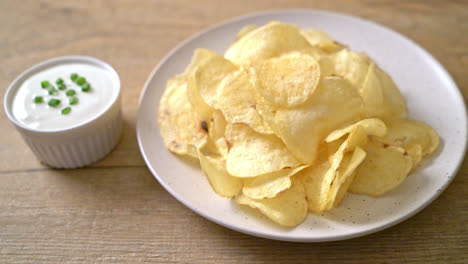 potato chips with sour cream dipping sauce