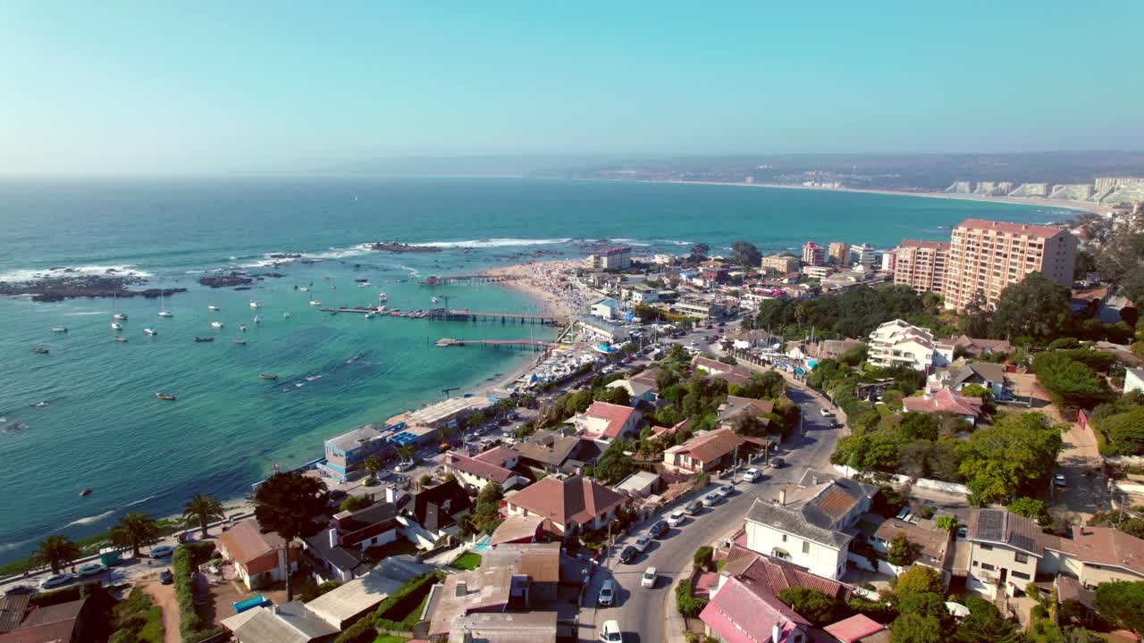 toma aérea giratoria del puerto con barcos atracados en algarrobo, chile