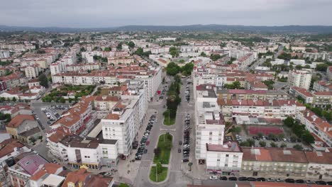 Tomar,-Portugal-Zeigt-Stadtlandschaft-Mit-Roten-Dächern-Und-Viel-Grün,-Luftaufnahme