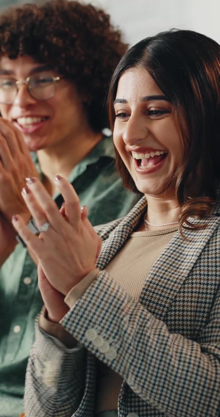 Professionisti Felici che Applaudono e Festeggiano il Successo in Ufficio