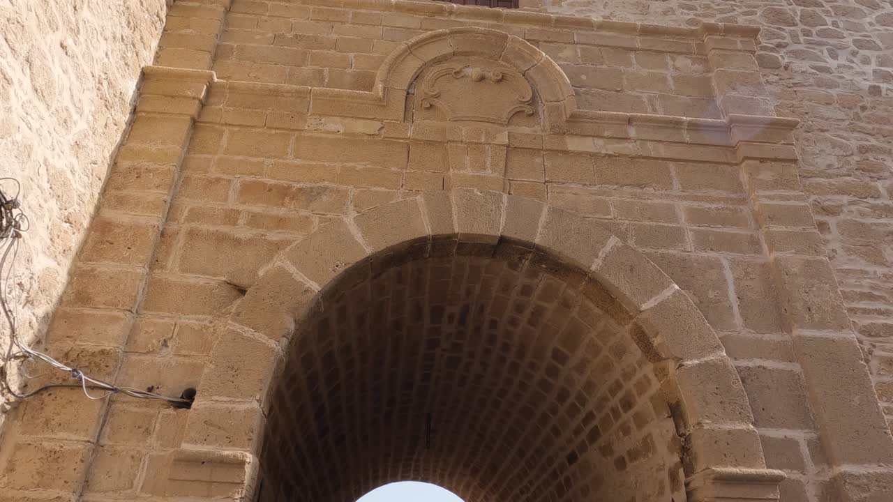 Impressionante muratura artigianale su un edificio marocchino, panoramica verso il basso