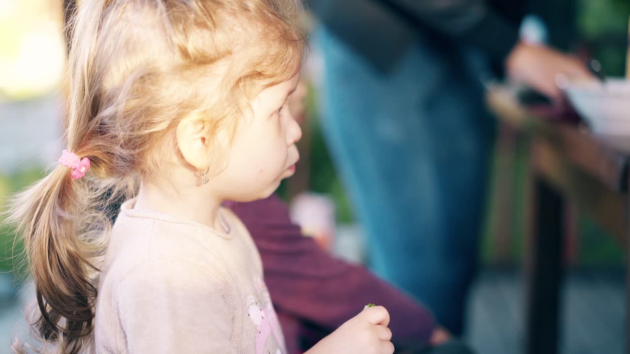 클로즈업 엄마가 여름 집에 앉아 있는 아이들에게  ⁇ 을 먹인다
