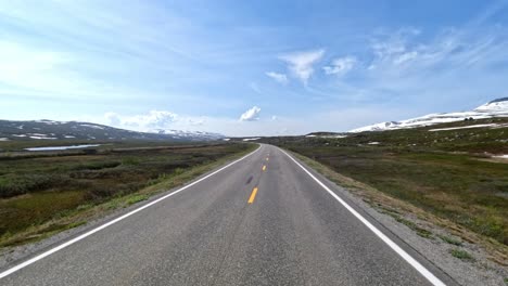 Autofahren-Im-Morgengrauen-Auf-Einer-Straße-In-Norwegen.-Sichtweise-Des-Fahrens