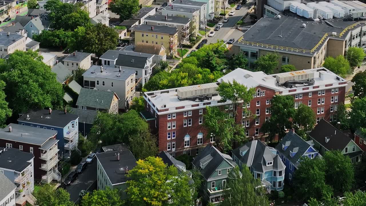 Ilmakuva asuinalueesta Yhdysvalloissa, jossa on vihreitä puita