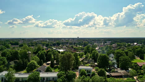 Schwenkbare-Luftaufnahme-über-Dem-Gebiet-Von-Jurmala-In-Der-Nähe-Des-Golfs-Von-Riga-In-Lettland