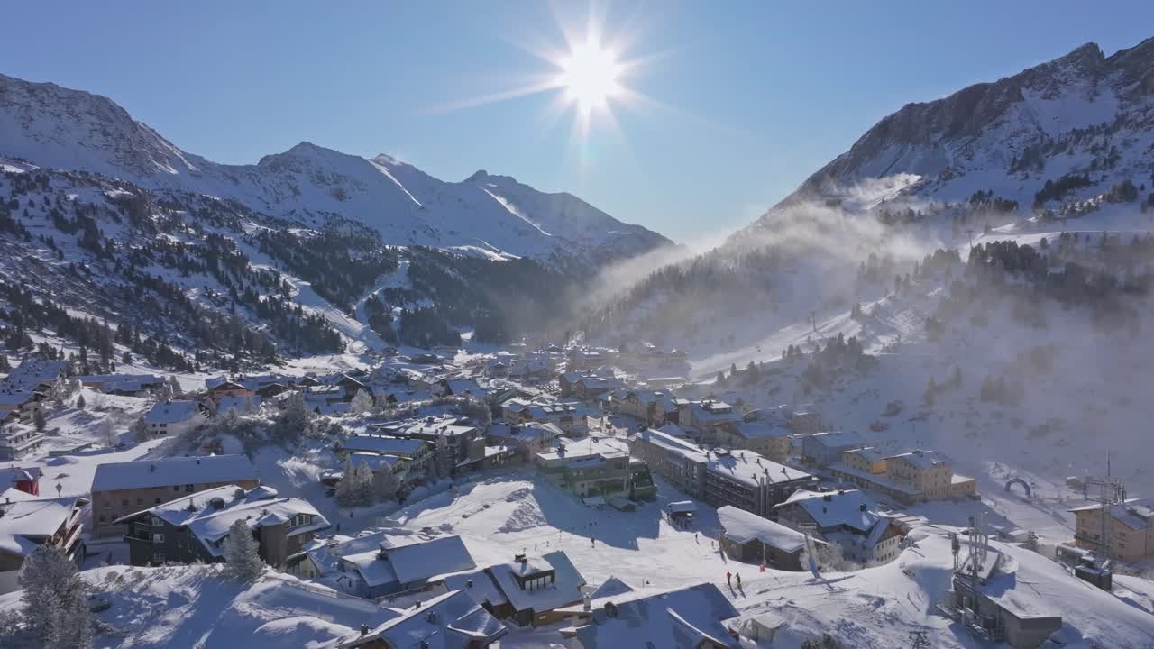 Vista aerea del villaggio alpino di Obertauern coperto di neve fresca