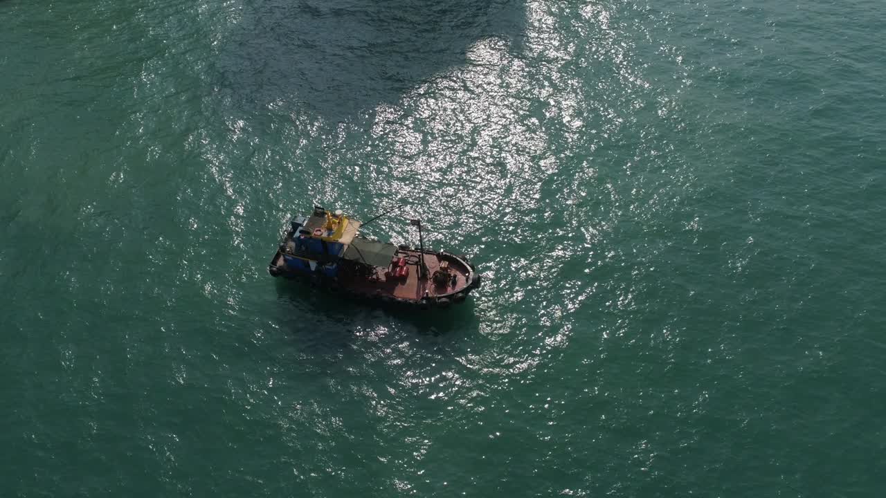 빛의 날 홍콩 물 교통 보트 빅토리아 항구 공중 전망 4k 중국