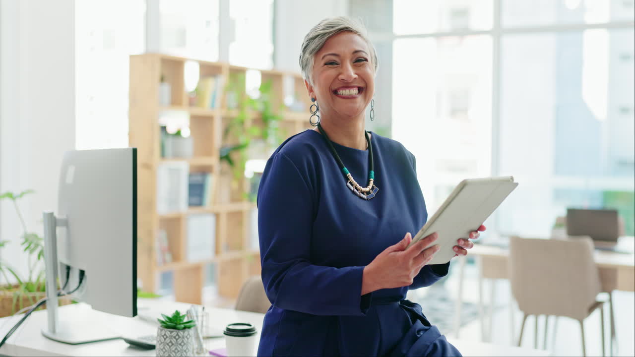 cara, ceo y mujer mayor con tableta