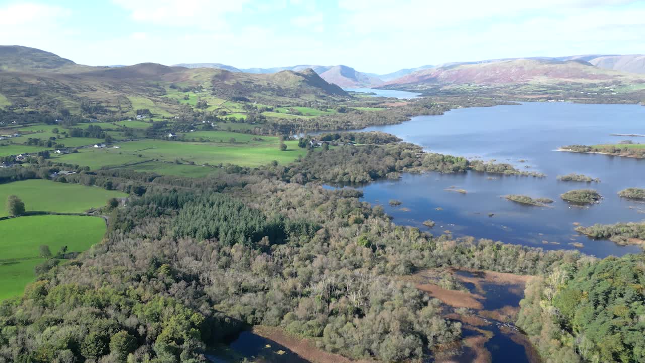 아일랜드 갈웨이 카운티 클론버 에 있는 코네마라 국립 공원 을 둘러싸고 있는 식물 과 물 의 항공 영상