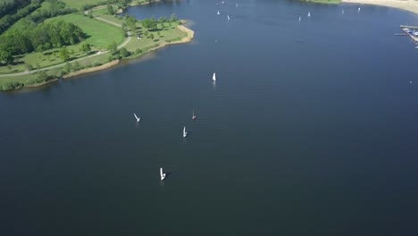 Volar-Sobre-Los-Veleros-En-El-Lago-En-Europa-holanda-En-4k