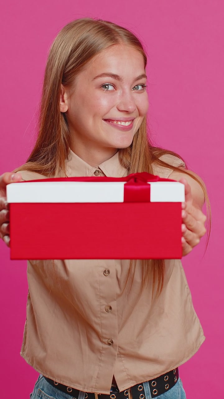 Donna che presenta una scatola di regali di compleanno. Offerta di regalo avvolto. Bonus di carriera. Festa di celebrazione.