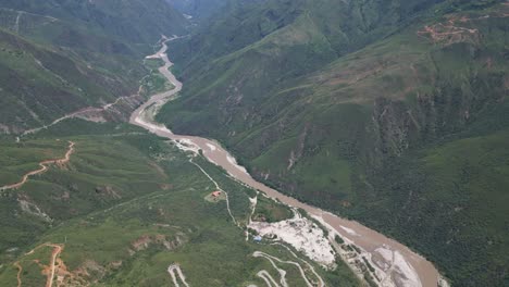 Luftaufnahme-Des-Canyons-Chicamocha-In-Den-Kolumbischen-Departements-Boyacá-Und-Santander,-Mit-Dem-Auto-über-Die-Touristenattraktion-Der-Anden-Fliegen