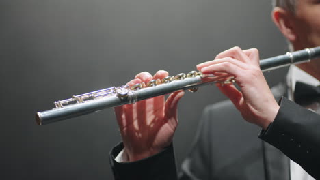 hombre envejecido está tocando la flauta retrato de flautista en la sala filarmónica hombre está tocando música clásica