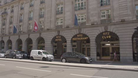 Exterior-Of-The-Ritz-Hotel-On-Piccadilly-In-London-UK-With-Traffic-In-Foreground-2