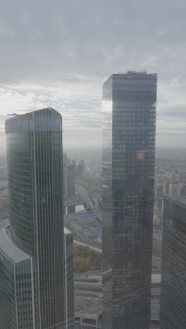 edificios de gran altura en el horizonte de una ciudad en un día nublado