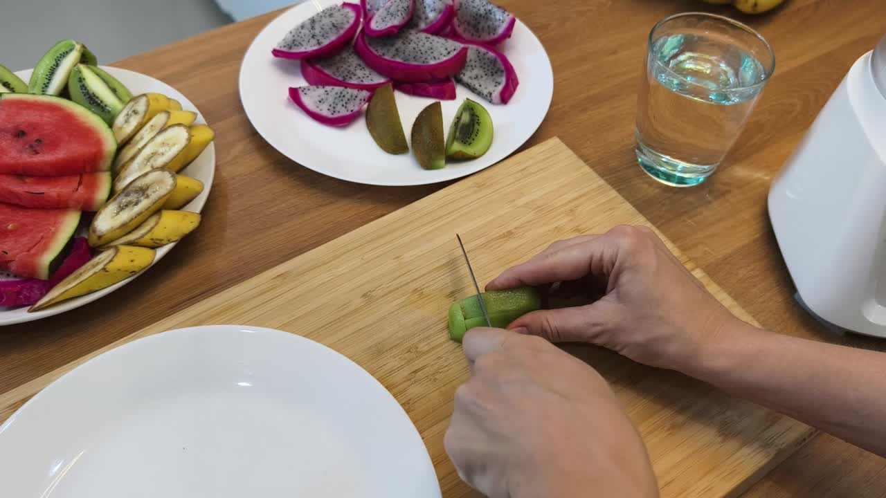 preparando una ensalada de frutas o un batido