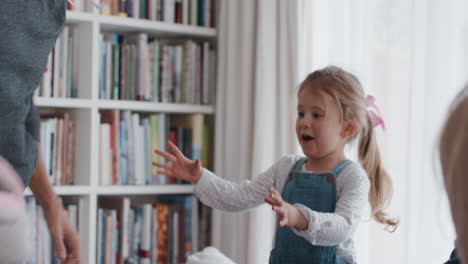 Fröhliche-Familie,-Die-Zu-Hause-Tanzt-Und-Spaß-Hat,-Gemeinsam-Tanzt-Und-Feiert.-Kleine-Kinder-Feiern-Mit-Mutter-Und-Vater-Und-Genießen-Aufregende-4K-Wochenendaufnahmen