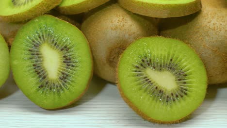 fruta de kiwi. montón de frutas de kiwi en rodajas y enteras de cerca