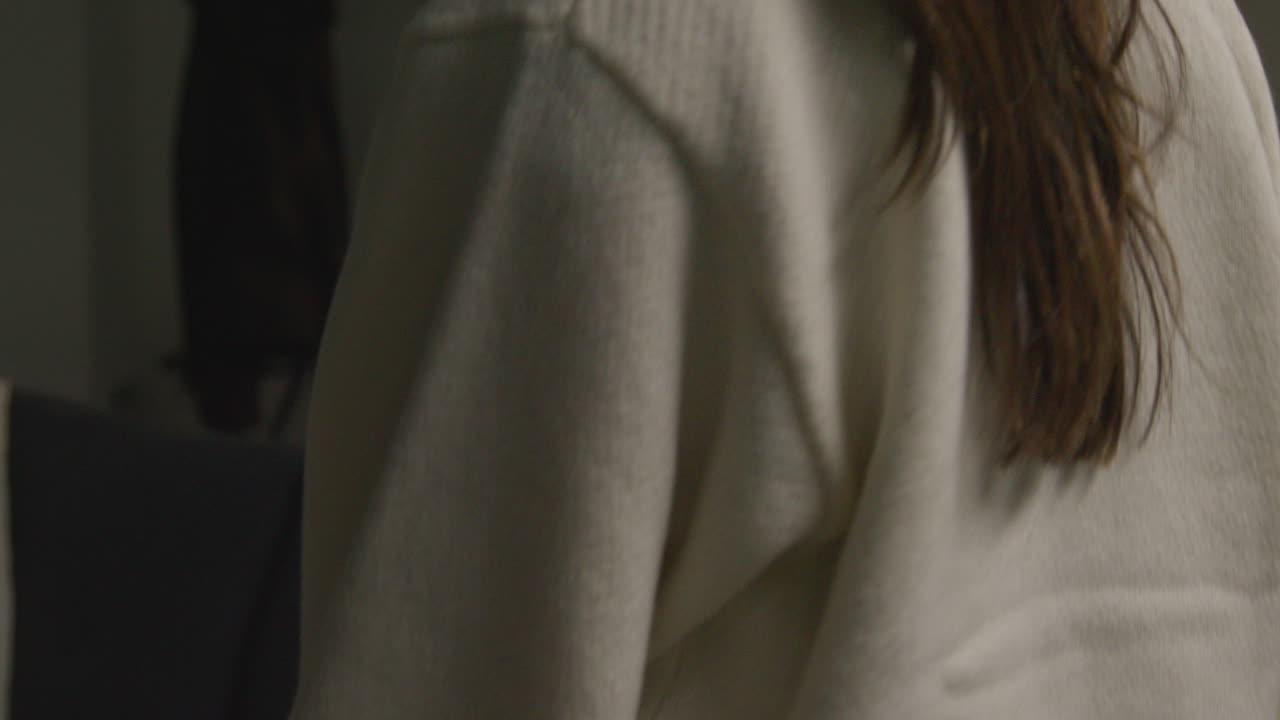 집에서 뜨거운 음료와 드폰을 들고 소파에 앉아 노트북 1을 열고 저녁을 보내는 여자