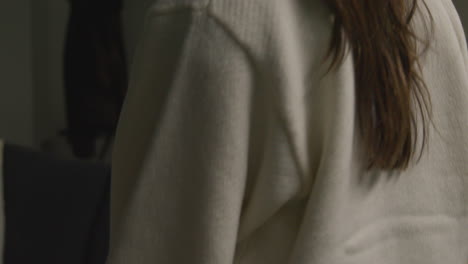 집에서 뜨거운 음료와 드폰을 들고 소파에 앉아 노트북 1을 열고 저녁을 보내는 여자