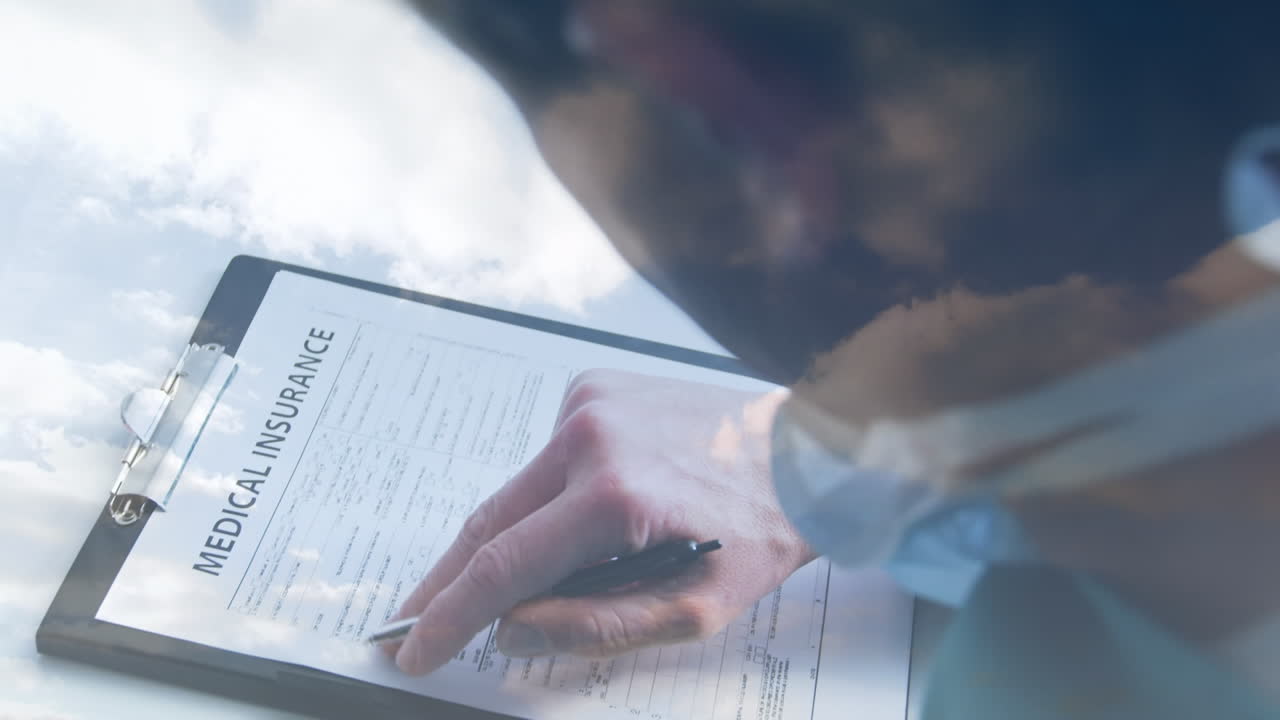 카우카스인 남자가 클립보드에 글을 쓰는 구름의 애니메이션